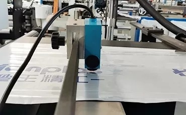 Yüksek Hızlı Çanta Yapma Makinesi 20pcs / Min PE Kraft Kağıt Hava Kabarcık Kurye Mailer