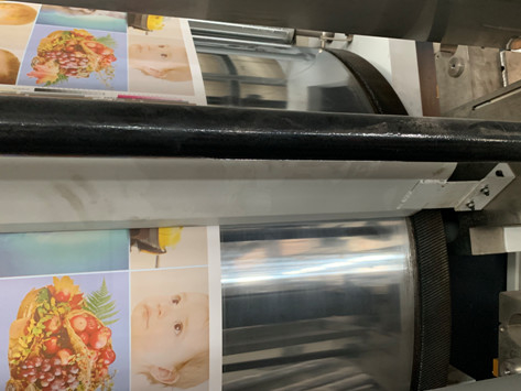 Nonwoven 700mm Kraft Kağıt Torba Yapma Makinesi 3000kg Bubble Poly Mailer
