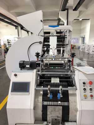 Çanta Dükkanlama ve Kesme Makinesi Kraft Kağıt Çanta Üretim Makinesi Çanta Üretimi için Güç Tüketimi 5-10 KW