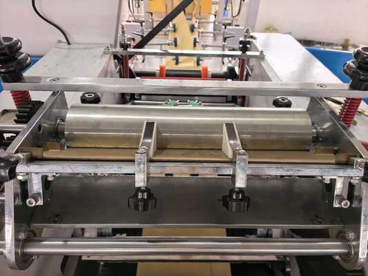Çanta Dükkanlama ve Kesme Makinesi Kraft Kağıt Çanta Üretim Makinesi Çanta Üretimi için Güç Tüketimi 5-10 KW