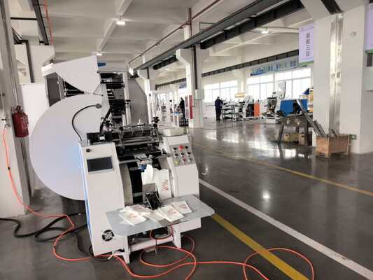 CMYK Flexo Yazıcı Kağıt Alışveriş Çantası Yapma Makinesi 50Hz 60Hz Güç kaynağı Toplam Güç 15 KW Büyük ölçekli ambalajlama için uygundur