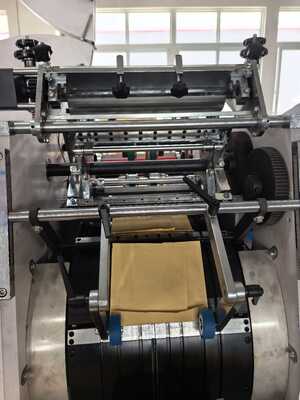 CMYK Flexo Yazıcı Kağıt Alışveriş Çantası Yapma Makinesi 50Hz 60Hz Güç kaynağı Toplam Güç 15 KW Büyük ölçekli ambalajlama için uygundur