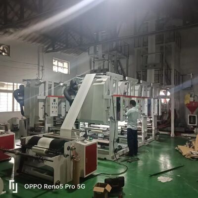Filmi çıkartma makinesinin çapı 55mm 2 veya 65mm 2mm Film çıkartma makinesinin toplam gücü 11-21kw Plastik film çıkartma kapasitesi 100 ila 500 Kg / saat