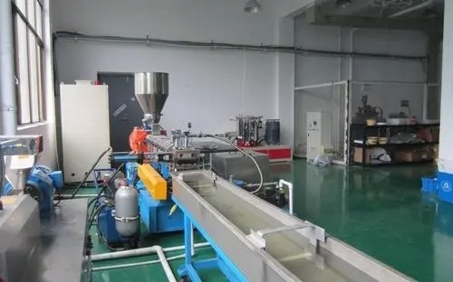 Sıcak Kesim Plastik Kırma Ekstruder Üretim Hattı Atık Plastik
