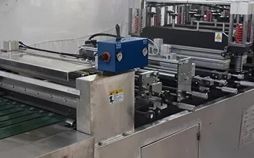 Yüksek Hızlı Çanta Yapma Makinesi 20pcs / Min PE Kraft Kağıt Hava Kabarcık Kurye Mailer